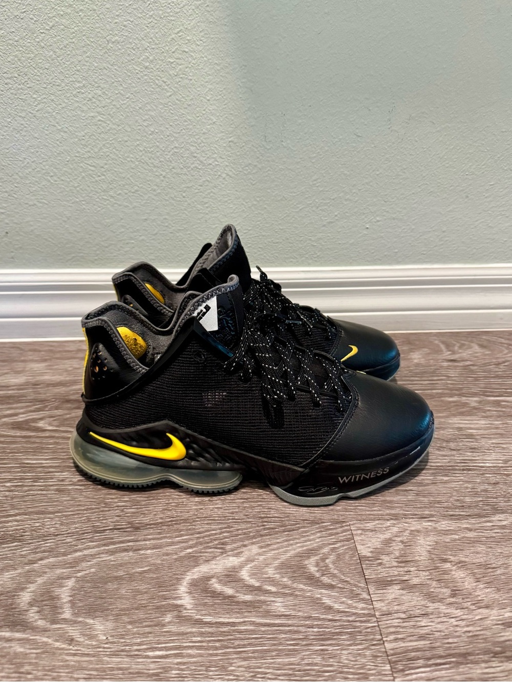 Authentic Men’s Nike Lebron XIX 19 Low Black/University Gold DH1270-002 Size 9